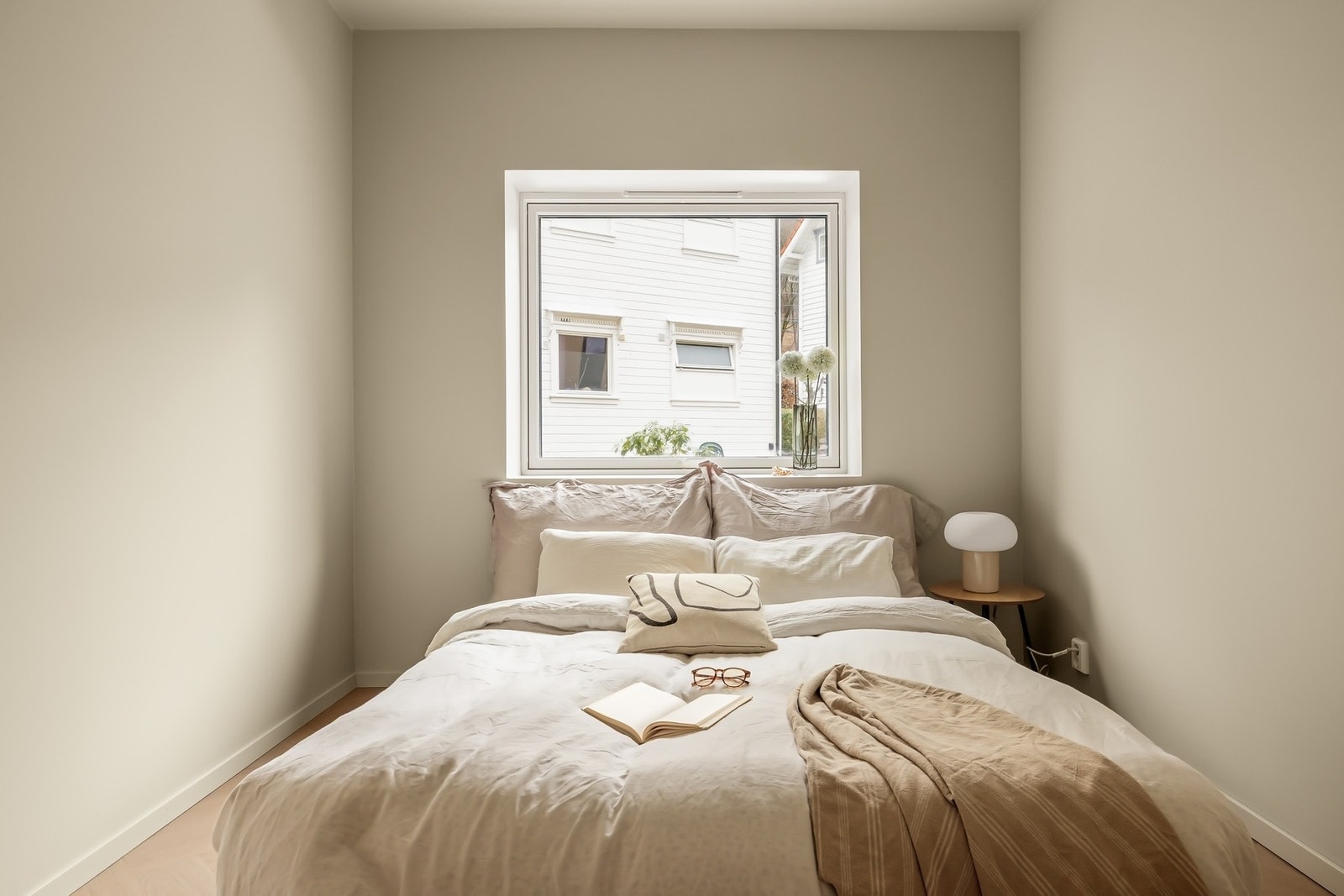 Her er det god plass til dobbeltseng, nattbord og garderobeløsning. Galleribilde