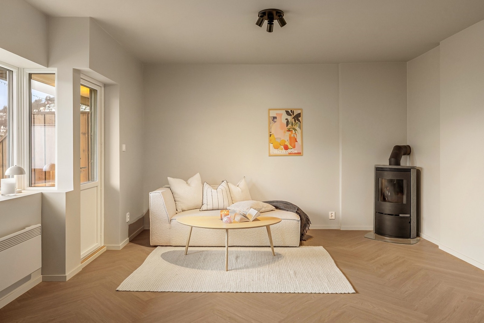 Rommet har rikelig med dagslys som skaper en god romfølelse. Galleribilde