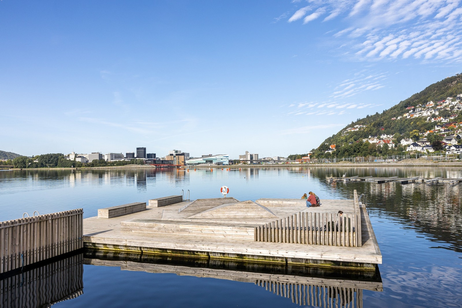 Møllendal har et veldig flott badeområde med brygge og benker. Galleribilde