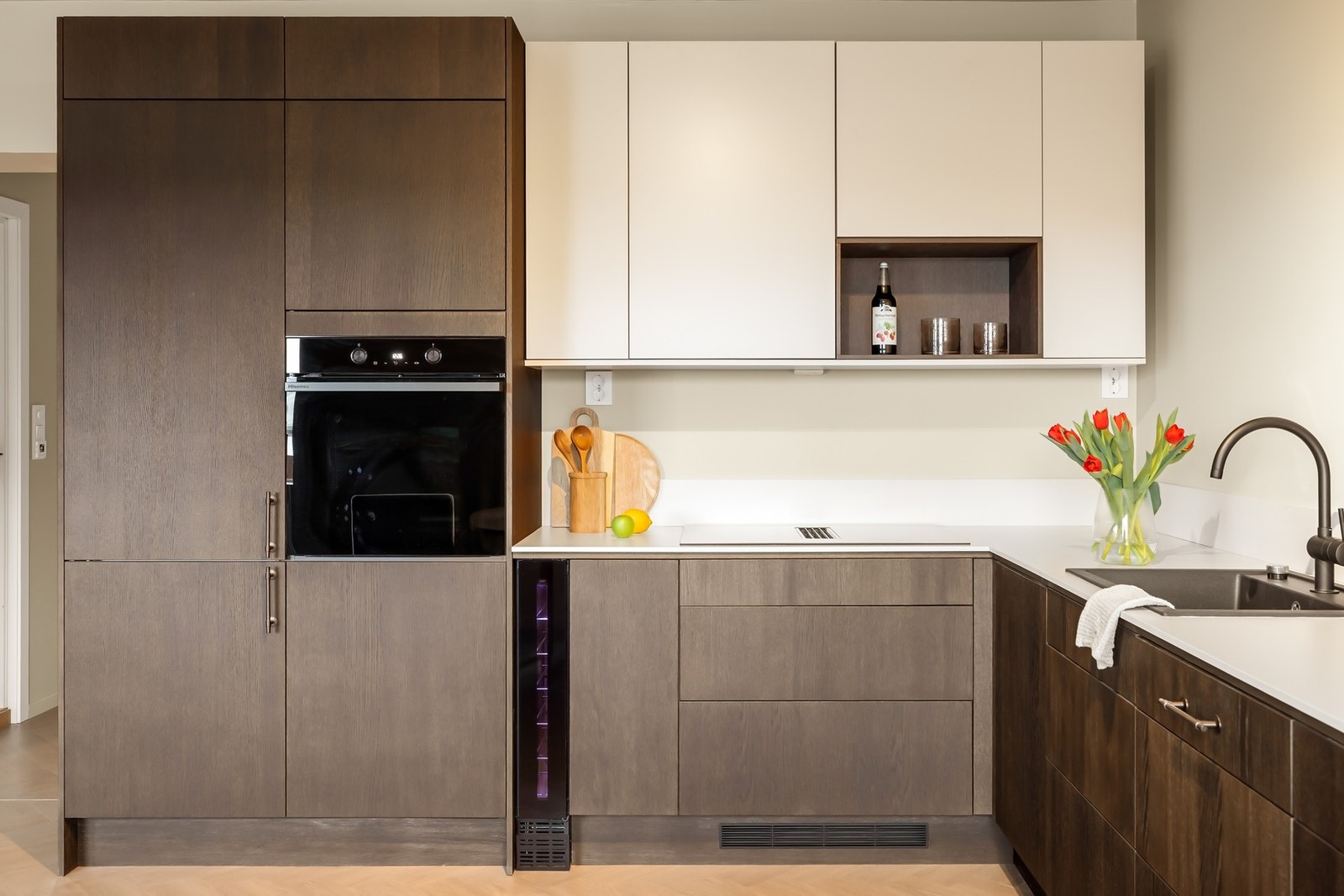 Kjøkkeninnredningen består av slette fronter, laminat benkeplate, over benkeplaten er det benyttet malte flater, oppvaskkum og ventilator (kullfilter) Galleribilde