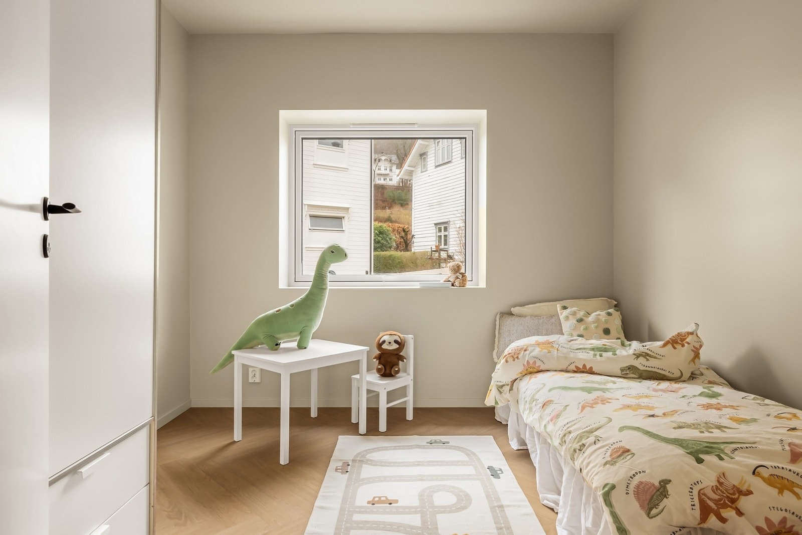 Rommet kan enkelt innredes med enkeltseng, eller dobbeltseng, nattbord og garderobe. Galleribilde