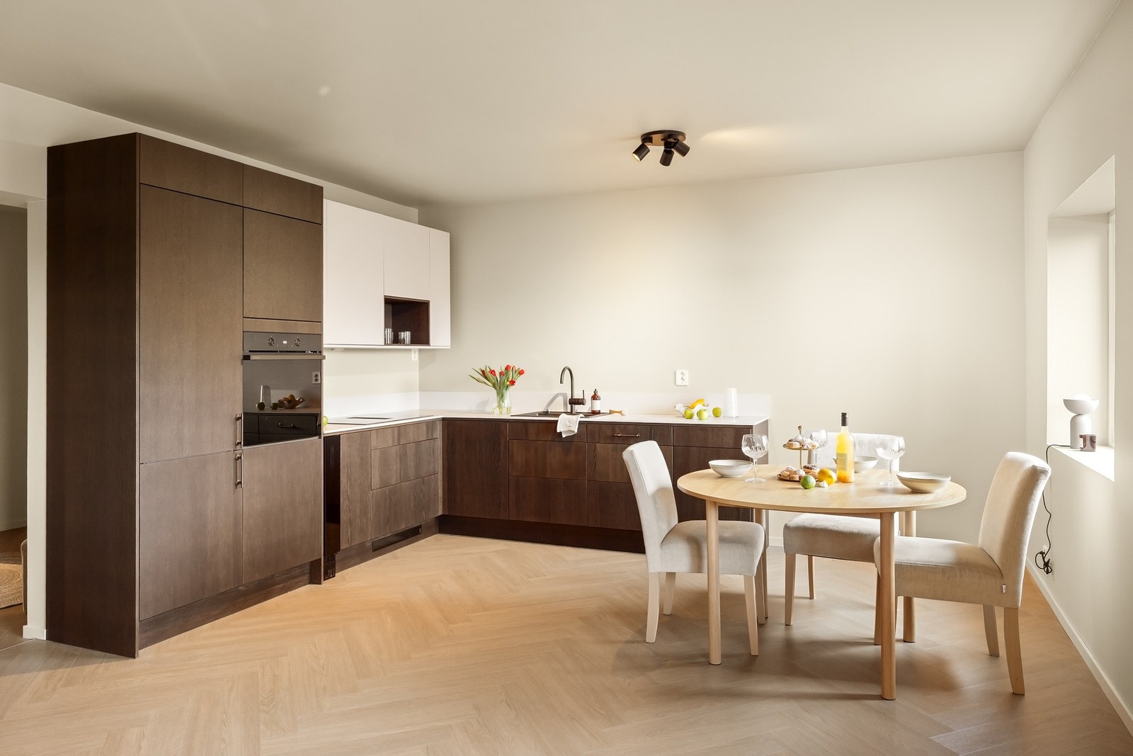 Fløenbakken 33B presenteres av Tarek Bergfjord ved Bergby & Partners. Galleribilde