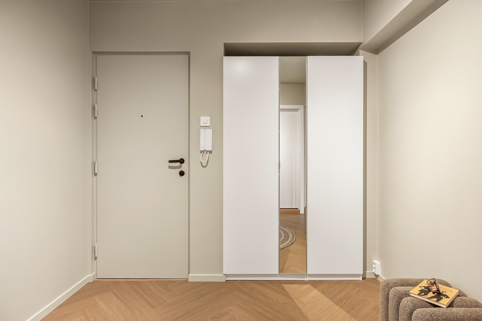 Velkommen inn! Det første som møter deg er en romslig gang på hele 8,8kvm. Galleribilde