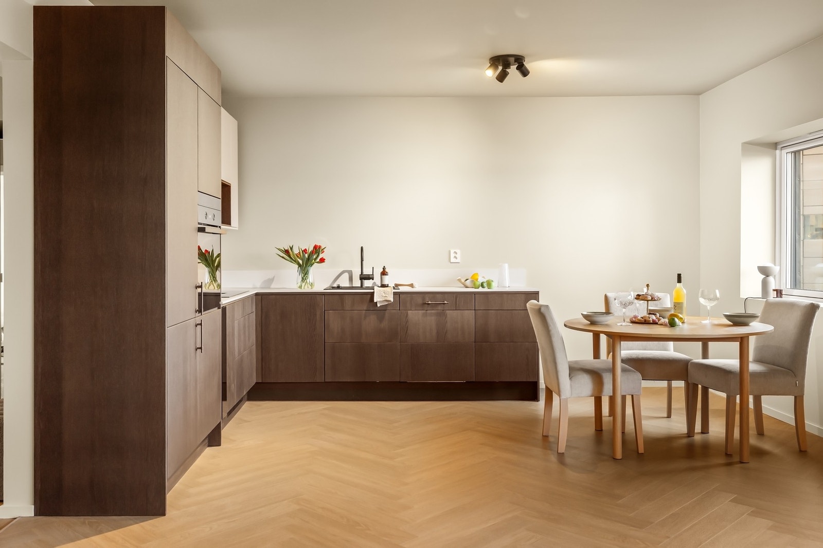 Rommet er enkelt å innrede med stor sofa, mediemøblement og spisebord som gjør dette til et naturlig samlingspunkt i boligen. Galleribilde