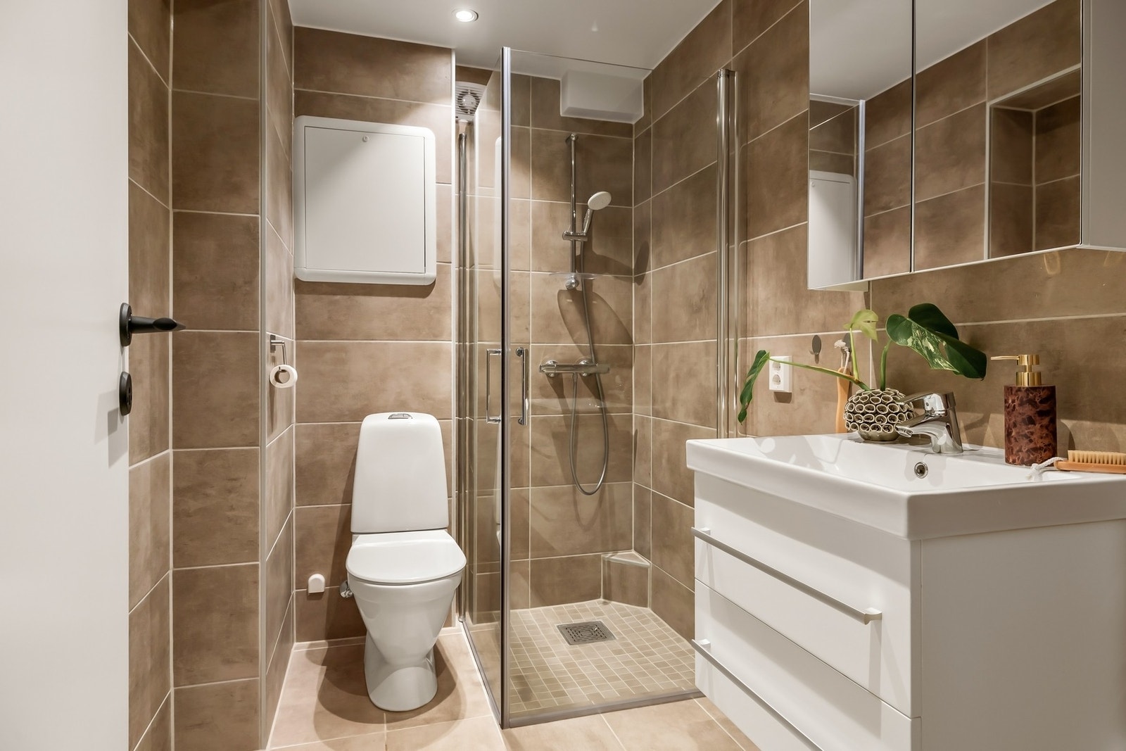 Fra gangen har du tilgang et lekkert baderom på 3,9 kvm. Galleribilde