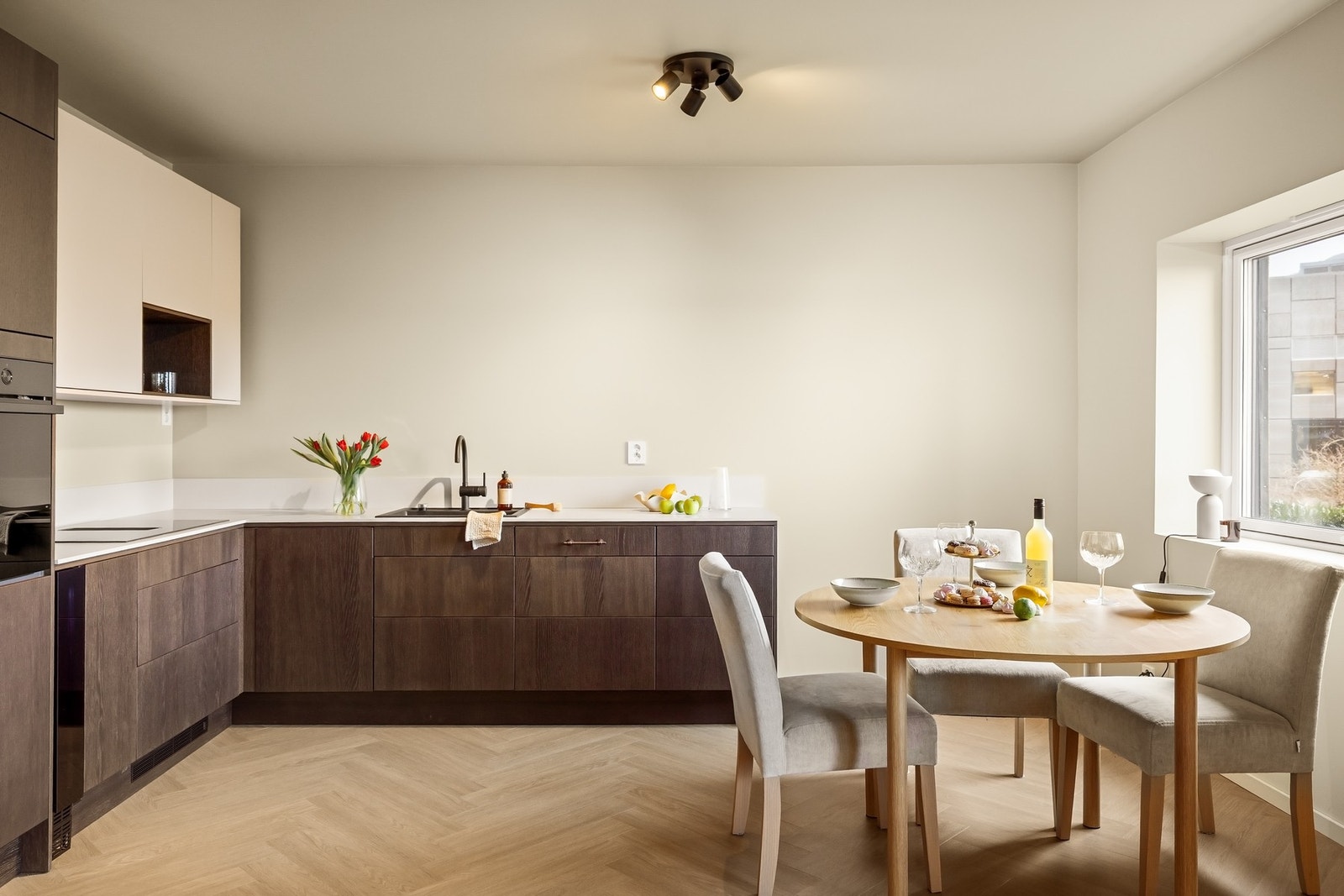 Lekkert og tidsriktig kjøkken satt inn i 2025. Galleribilde