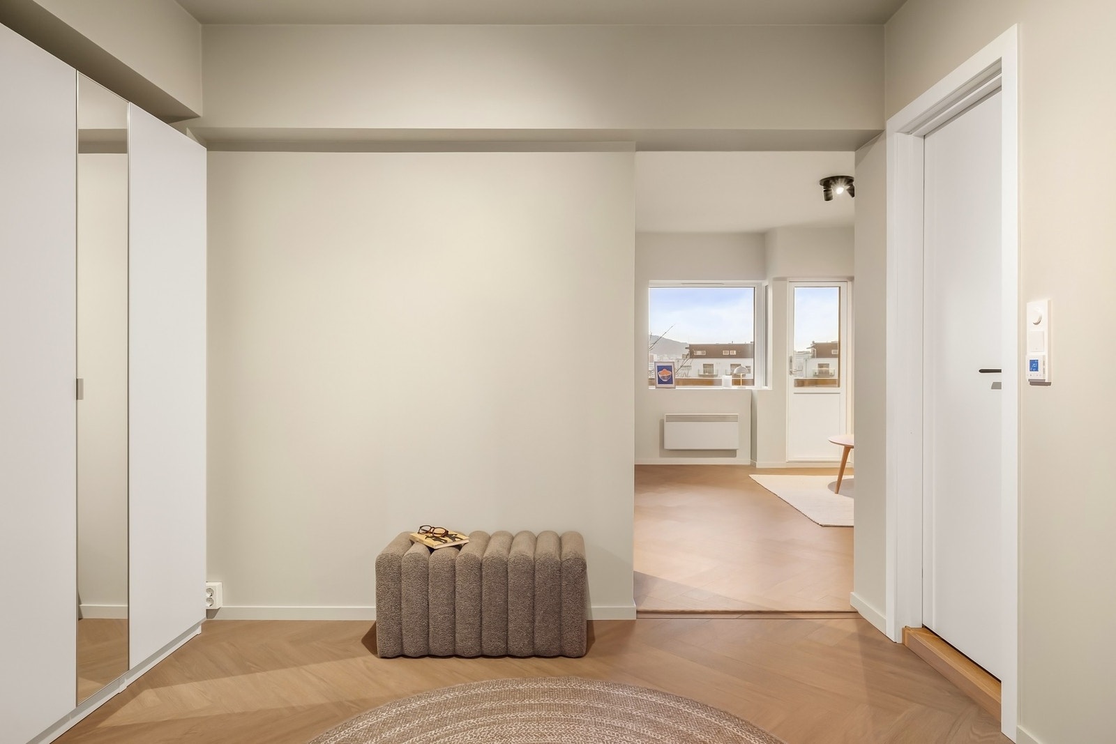 Gangen har en praktisk skryvedørsgarderobe i eget innhukk. Galleribilde