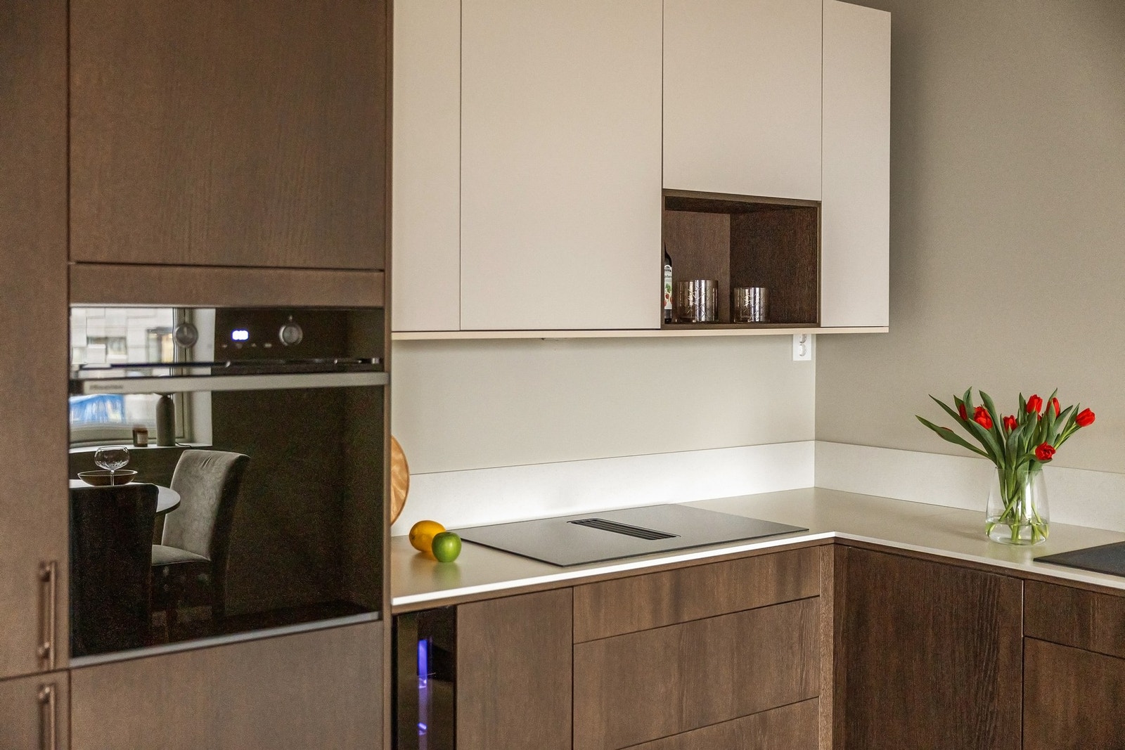 Av integrerte hvitevarer inneholder kjøkkenet: induksjonsplatetopp, stekeovn, oppvaskmaskin, kjøl- og frys. Galleribilde