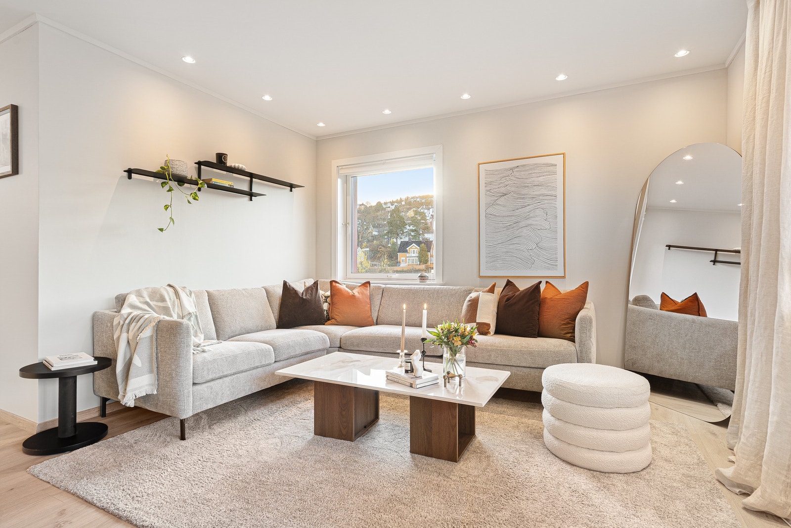 Den praktiske planløsningen gir ypperlige møbleringsmuligheter for både sofagruppe og tv-bord. Galleribilde