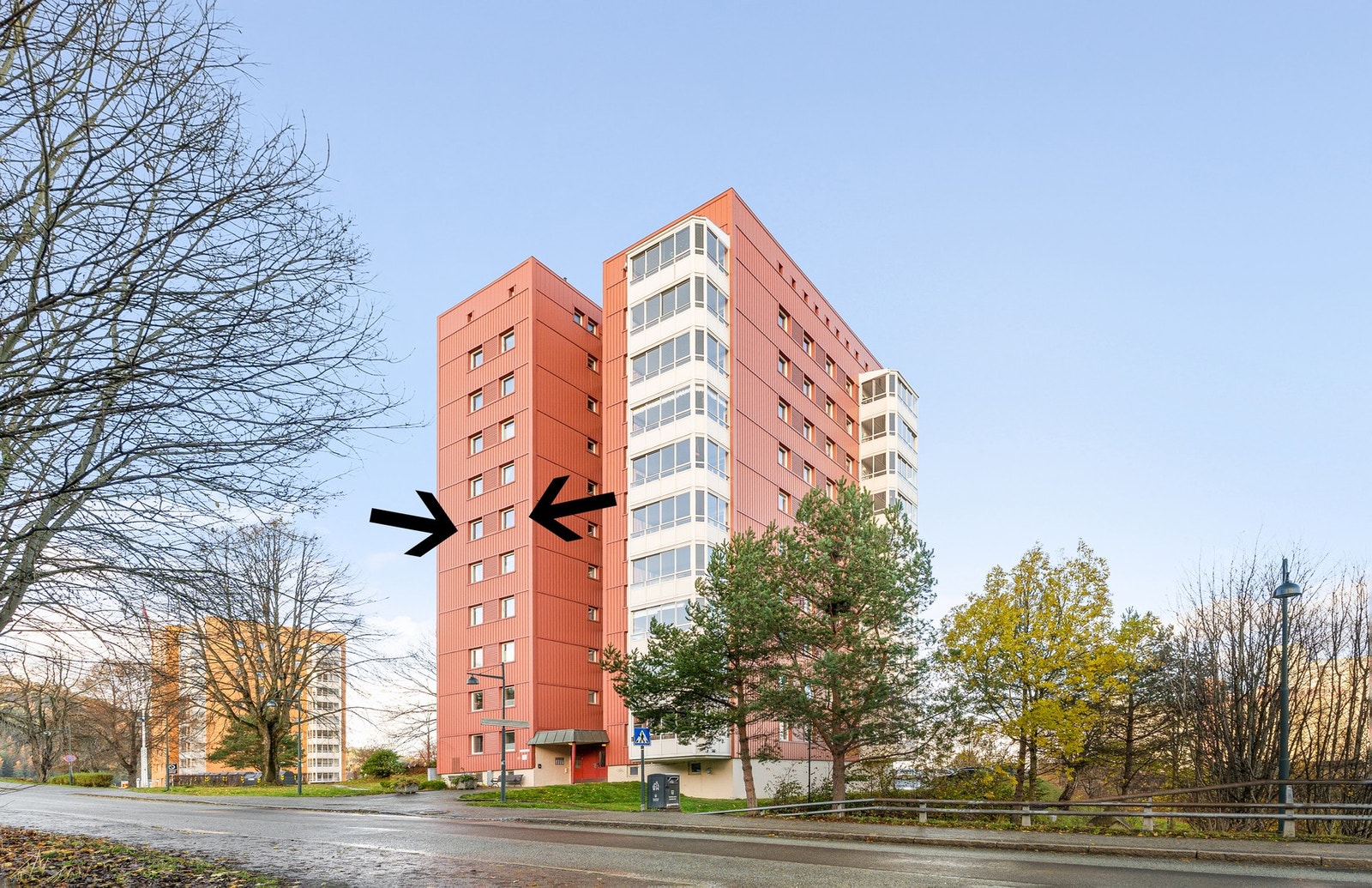 Fasade. Bygget har heis og ble oppsatt i 1956. Galleribilde