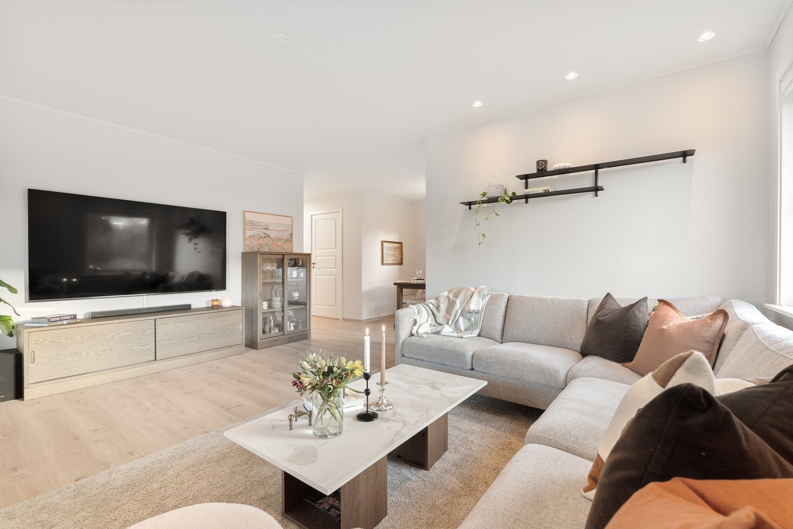 Leiligheten har en estetisk flott stue på ca. 26 kvadratmeter. Galleribilde