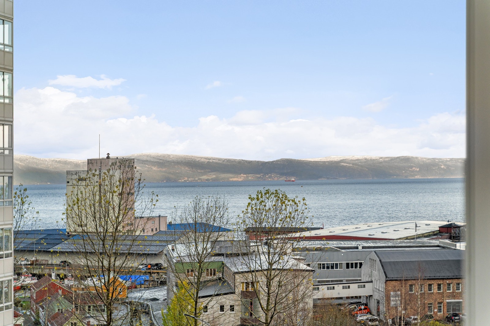 Man har ellers fin utsikt mot Trondheimsfjorden og Fosenalpene. Galleribilde