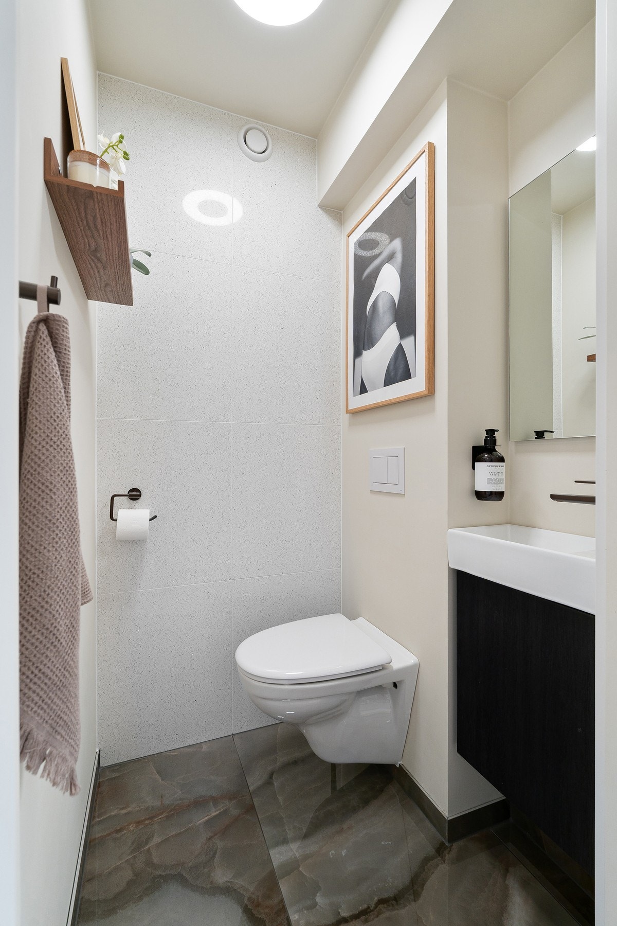 Adskilt toalettrom med vask rehabilitert av autoriserte fagfolk 2024. Også dette rommet har fått tilstandsgrad 0 i rapporten fra takstmann. Galleribilde