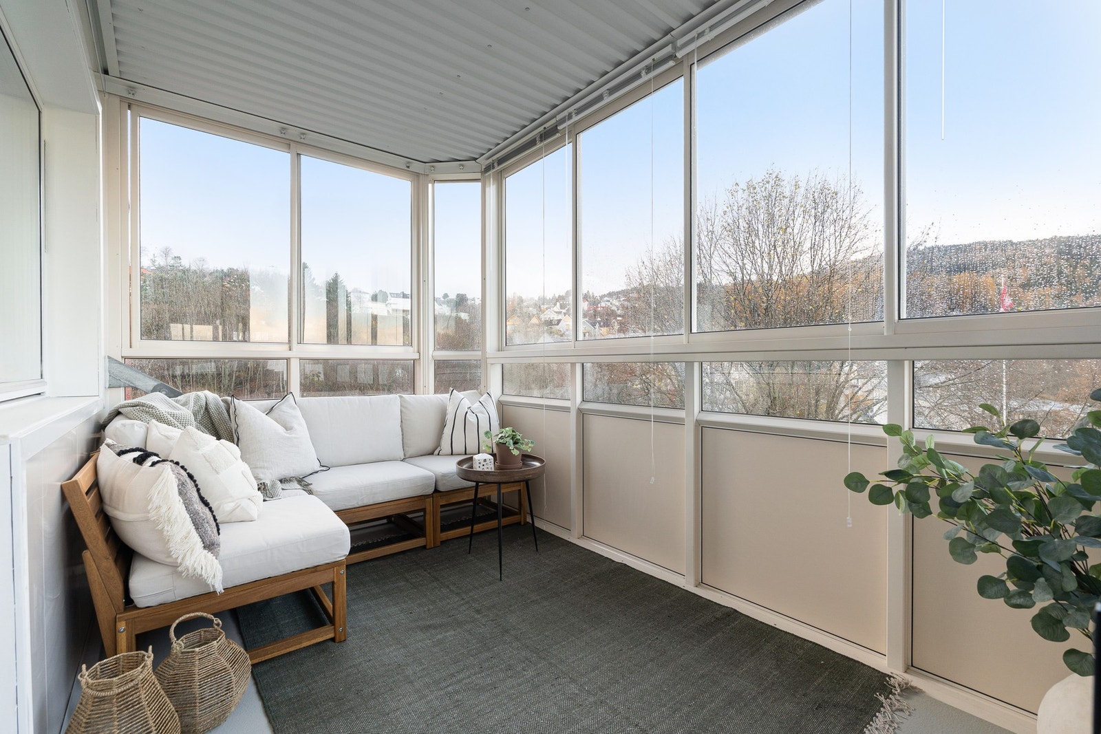 Vestvendt balkong på drøye 8 kvadratmeter. Galleribilde