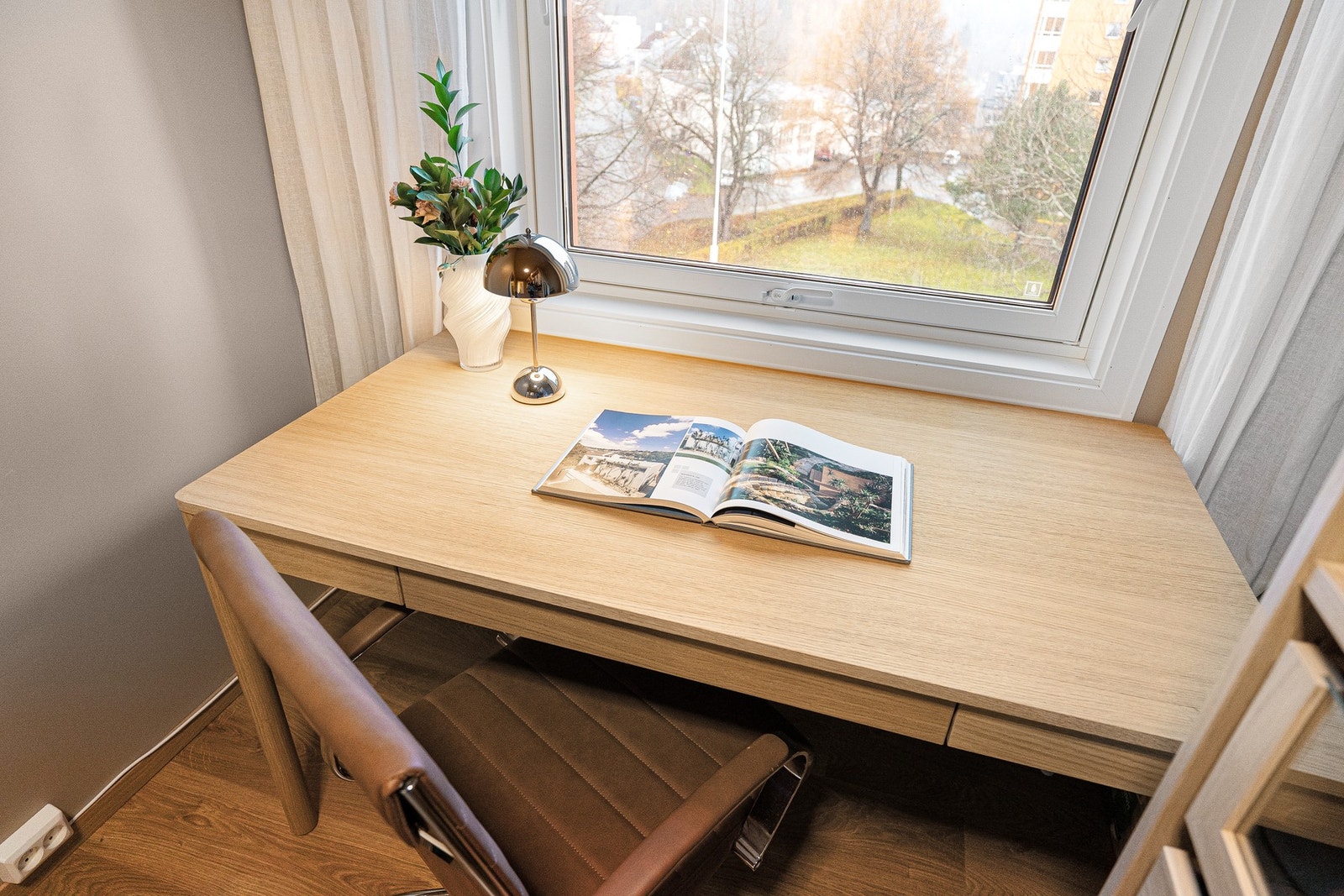 Garderobeskap medfølger handelen. Galleribilde