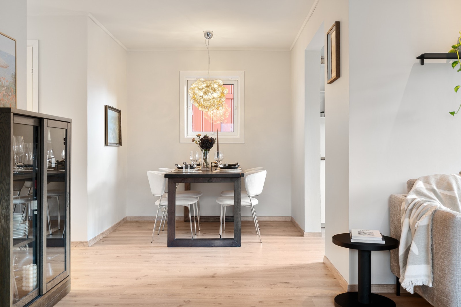 Grunnet beliggenheten i enden av bygget og de ekstra vindusflatene, oppleves leiligheten som luftig med mye naturlig lys. Galleribilde