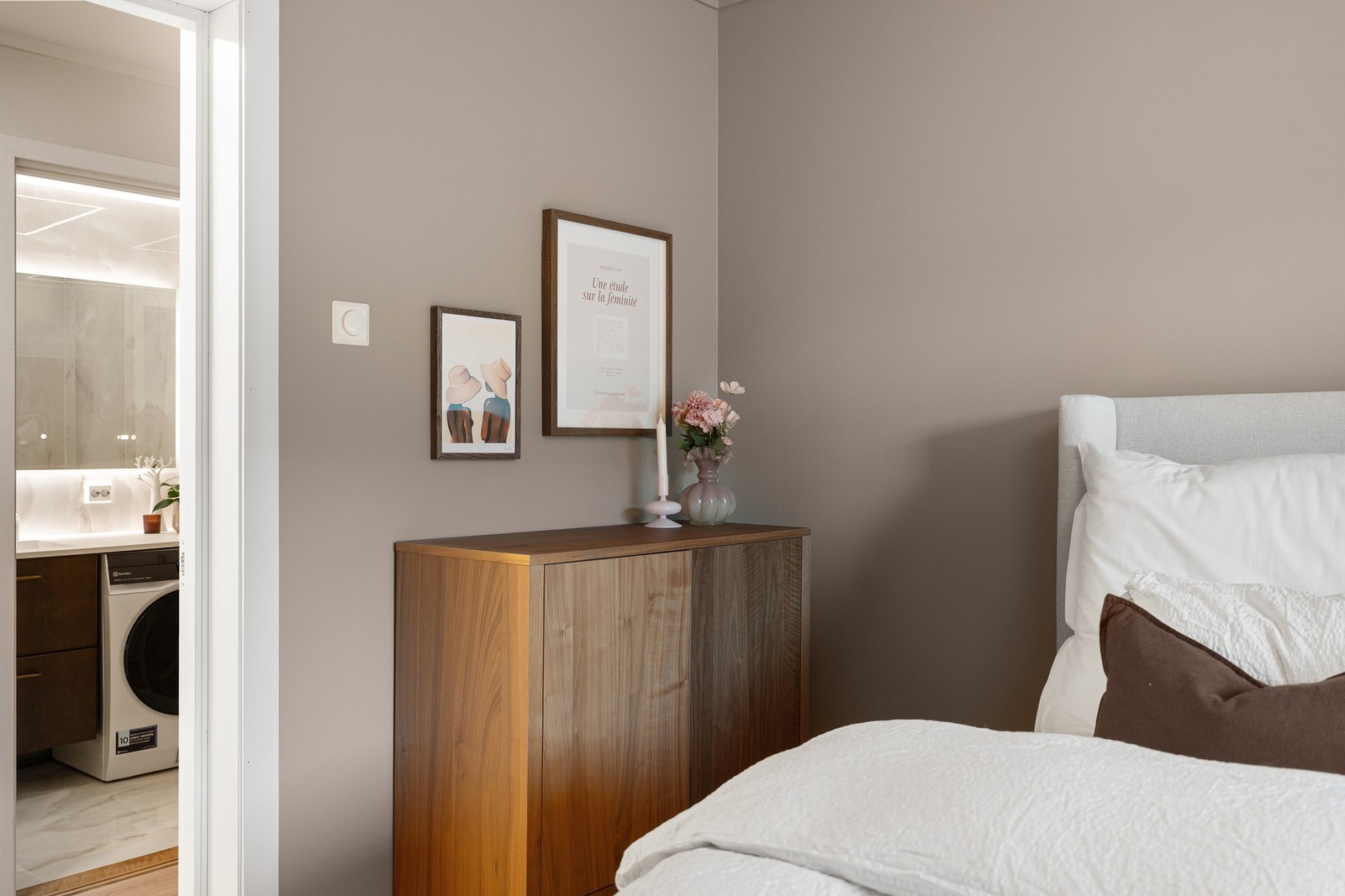 Det integrerte garderobeskapet på rommet medfølger naturligvis handelen. Galleribilde