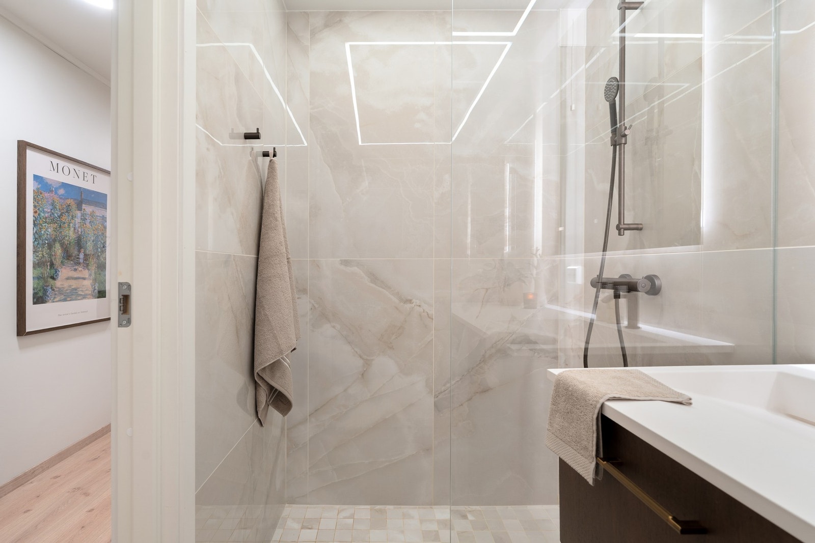 Her er det varme i gulv og opplegg til vaskemaskin. Galleribilde