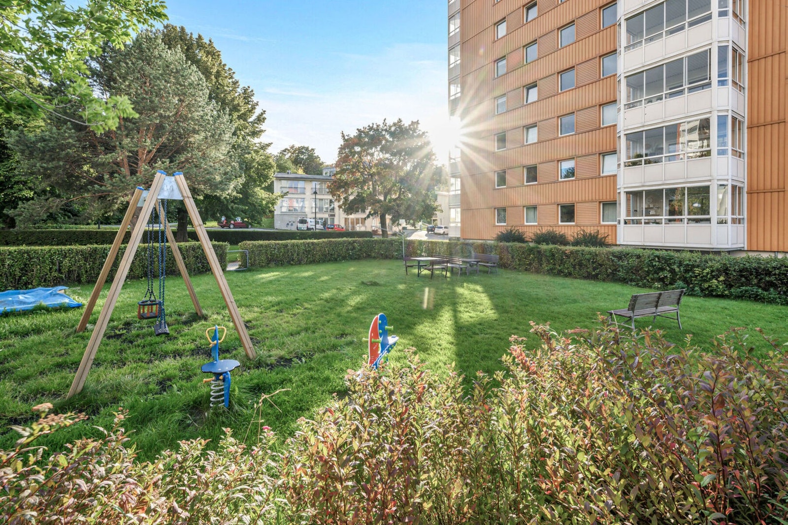 Aksjelaget har fine fellesarealer rett utenfor boligblokkene. Galleribilde