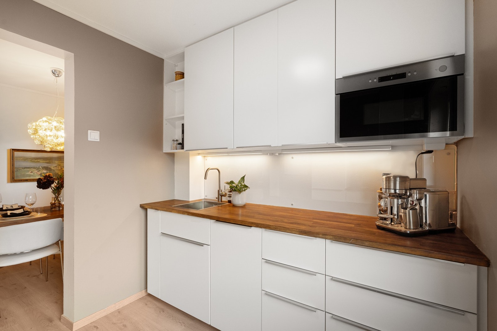 Her er det integrerte hvitevarer som stekeovn, oppvaskmaskin, kjøle/fryseskap og mikrobølgeovn. Galleribilde