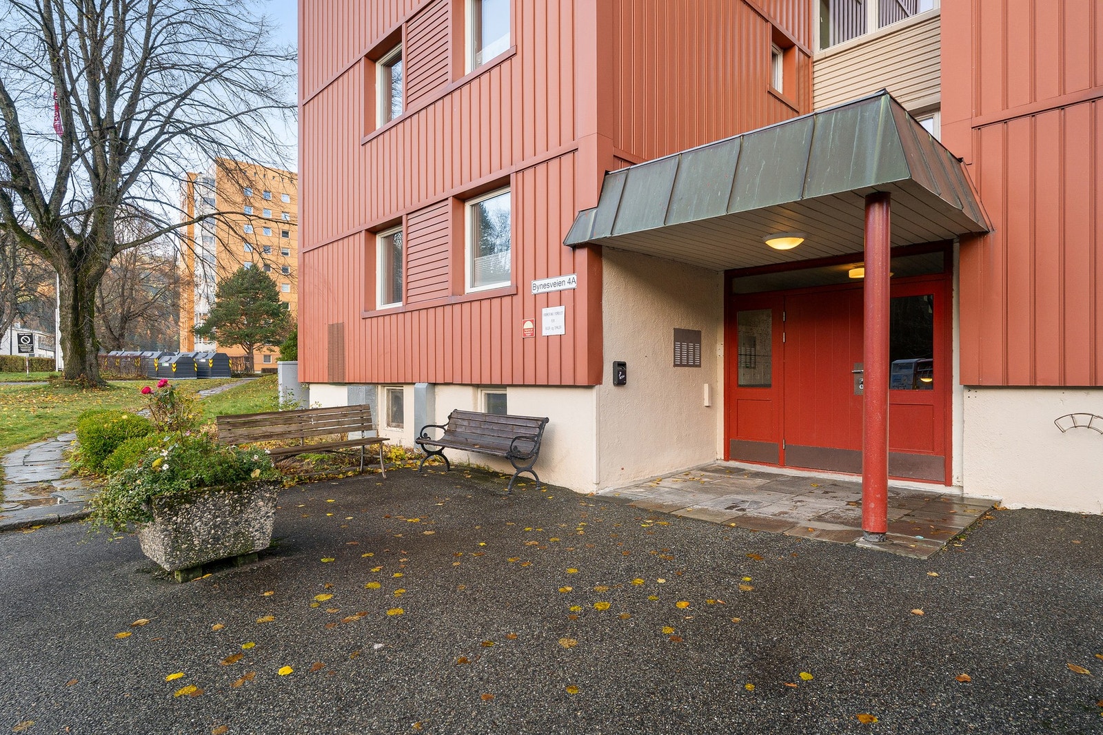 Utvendig inngangsparti. Leiligheten disponerer to boder; èn på loft og èn i kjeller. Galleribilde