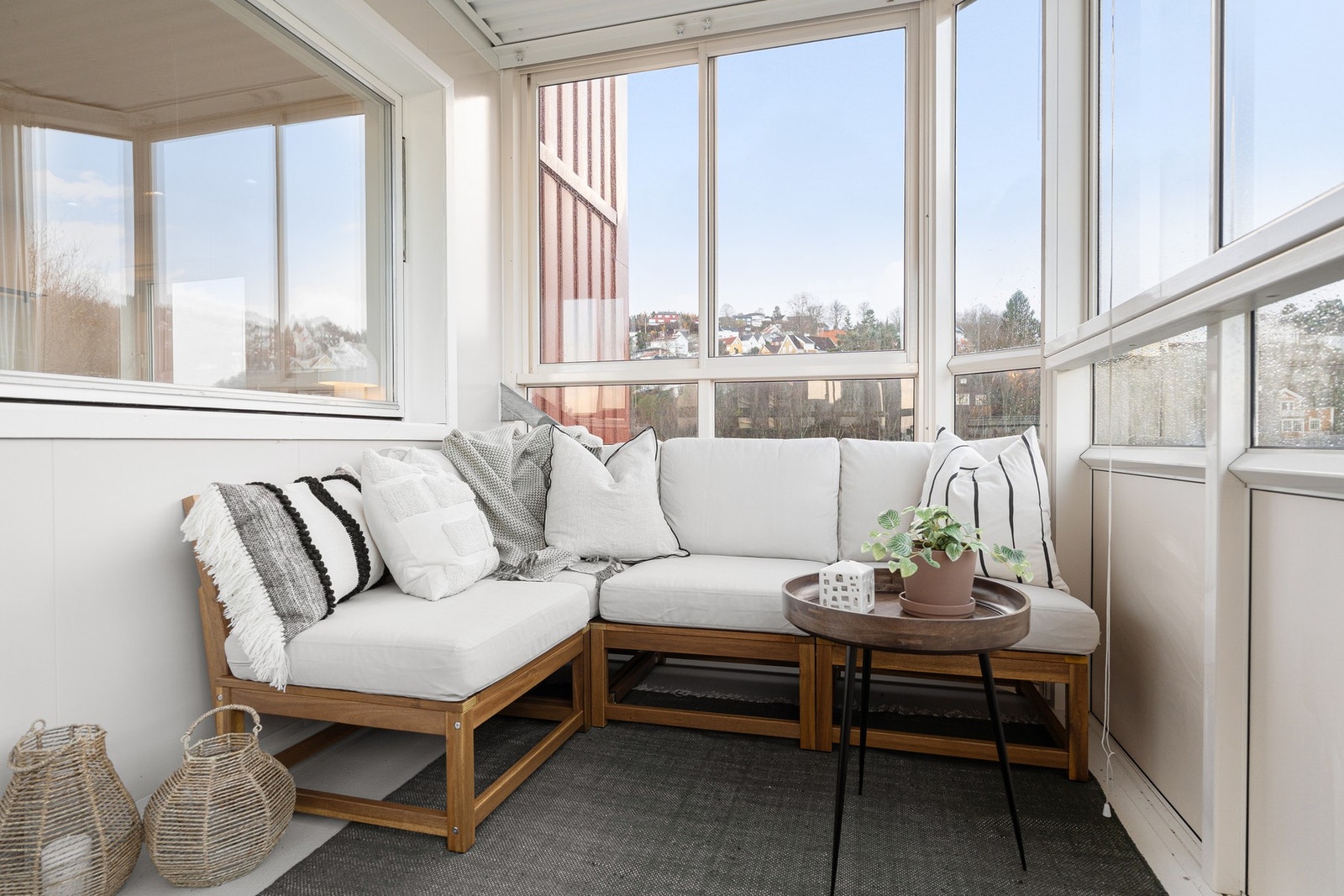 Her er det bra med plass til utemøblement og balkongen fungerer som en forlengelse av stuen på sommerstid. Galleribilde