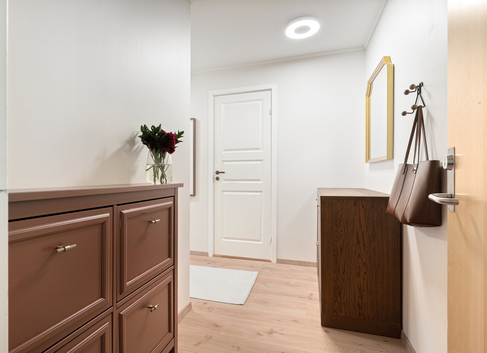 Stilfull entrè på drøye 9 kvadratmeter. Galleribilde