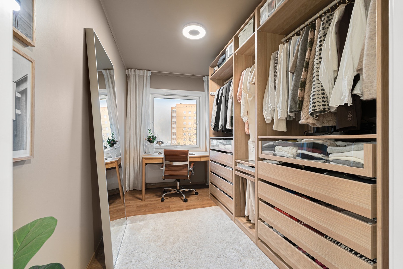 Soverom nr. 2 er av dagens eier benyttet som kontor og walk-in closet. Galleribilde