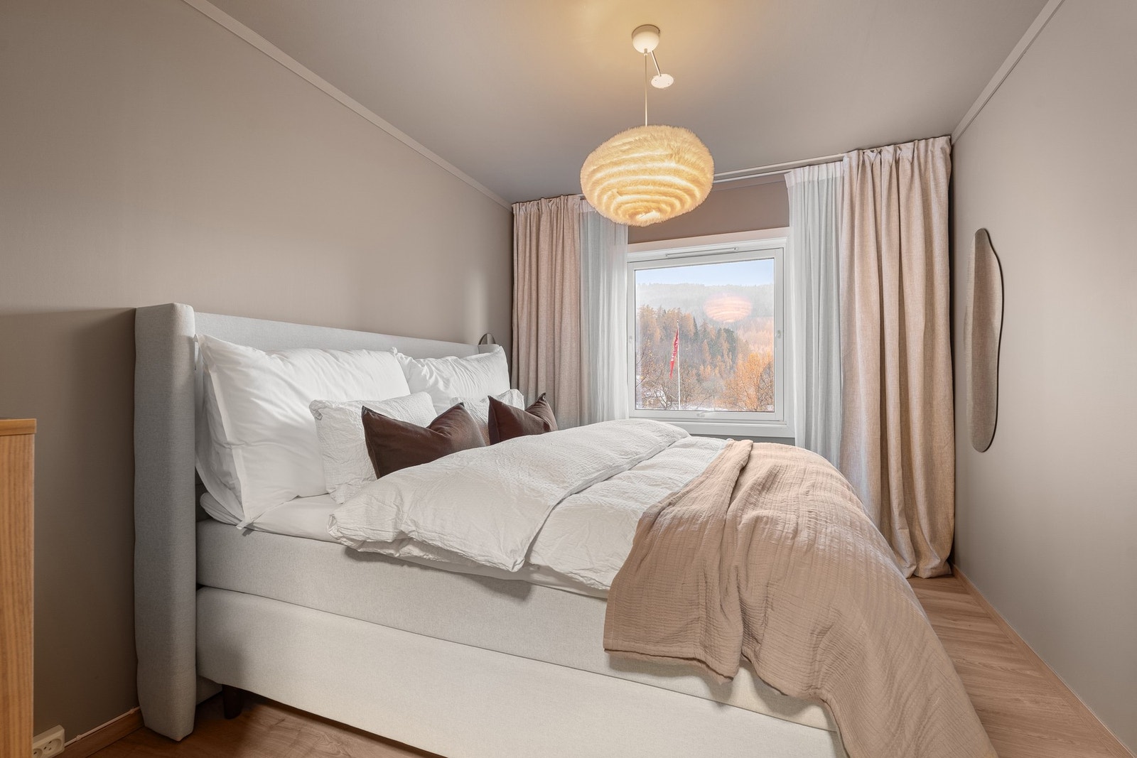 Her er det rikelig med plass til både dobbeltseng og nattbord. Galleribilde