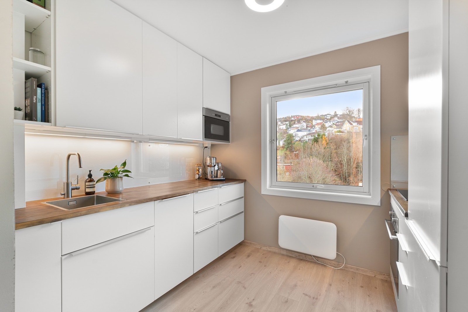 Pent kjøkken som ble oppgradert i 2018 i regi av tidligere eier. Galleribilde