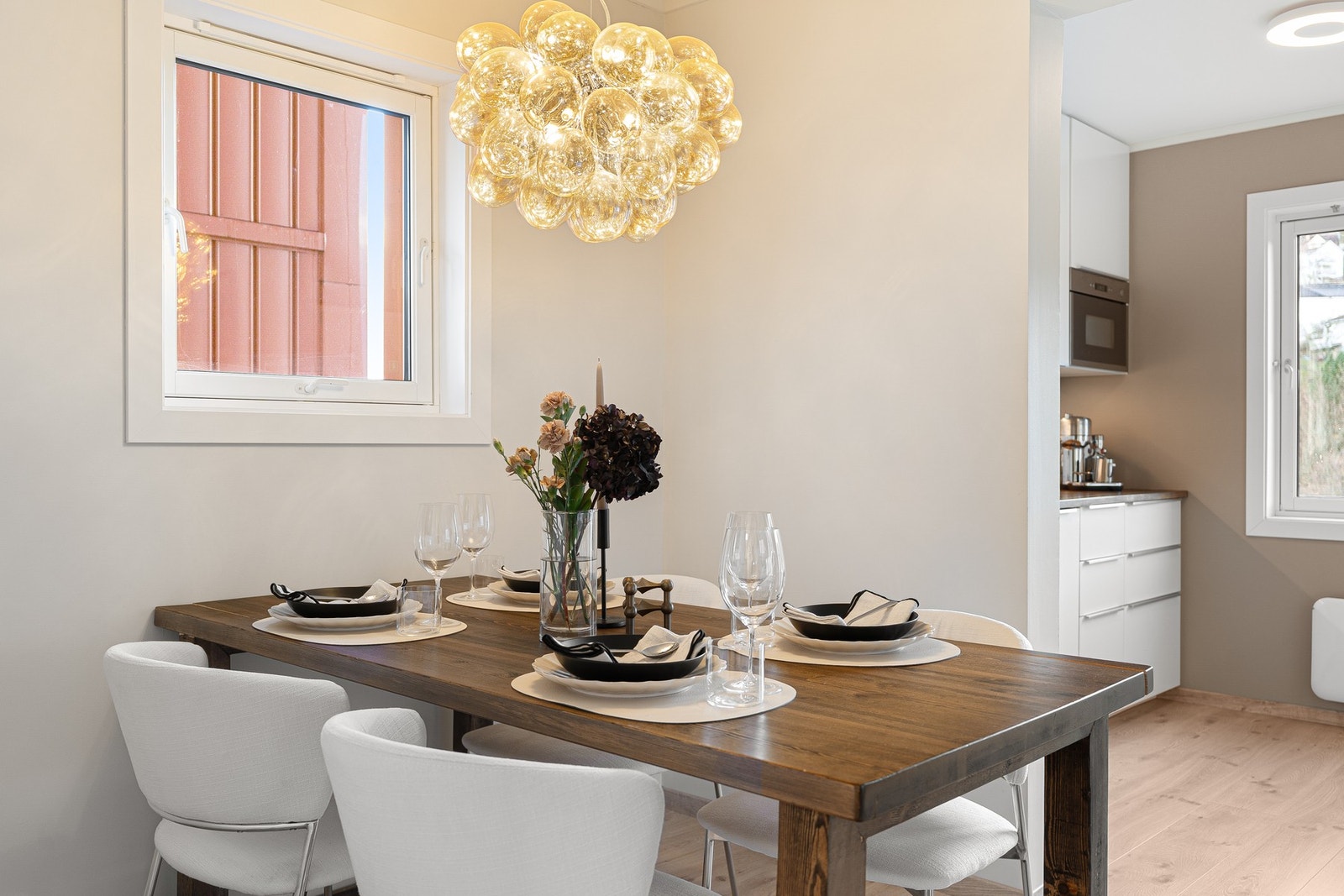 Spiseseksjonen finner sin naturlige plassering rett utenfor kjøkkenet. Galleribilde