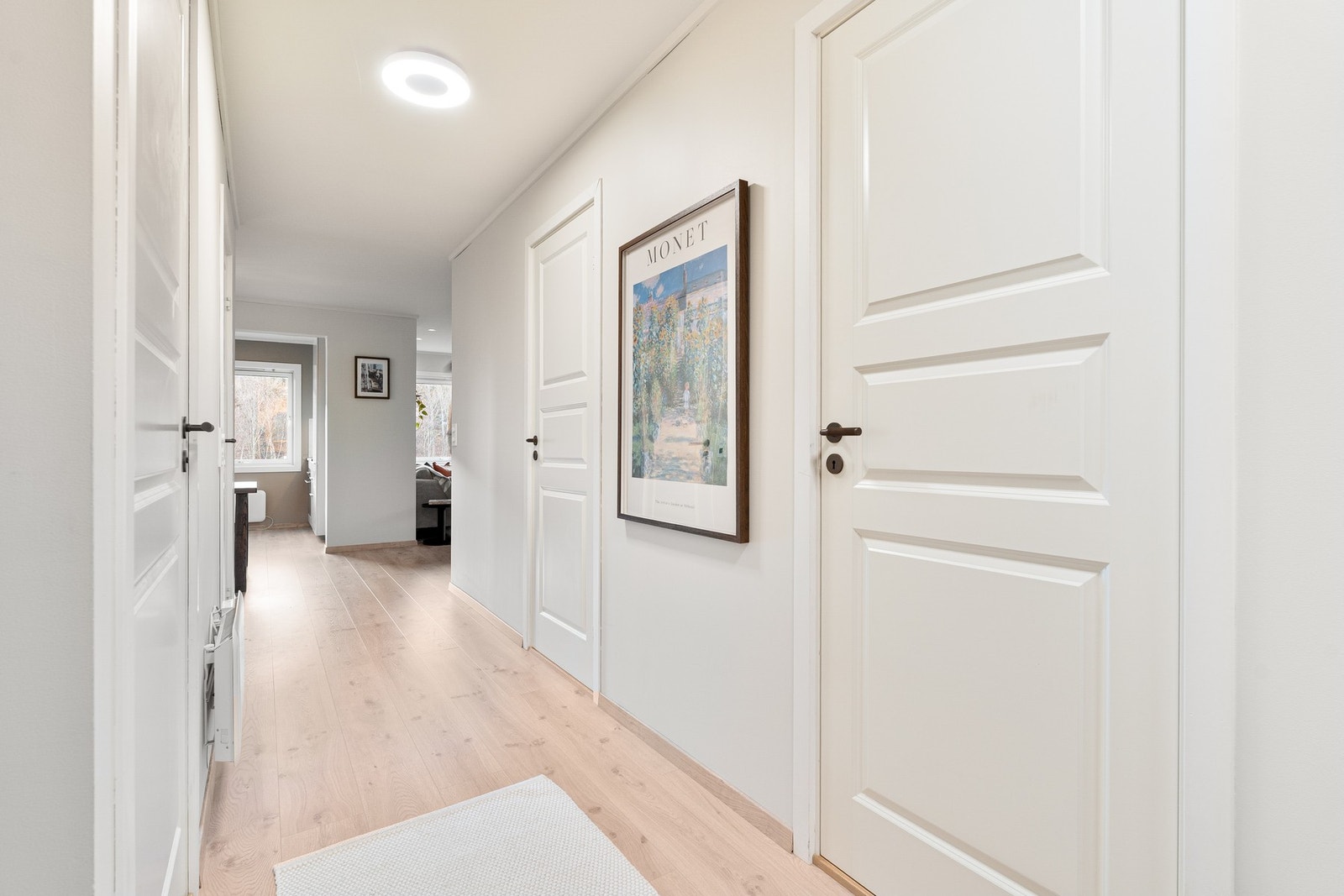 Fra inngangspartiet får man toalettrommet og baderommet inn de to første dørene på venstre side. Galleribilde