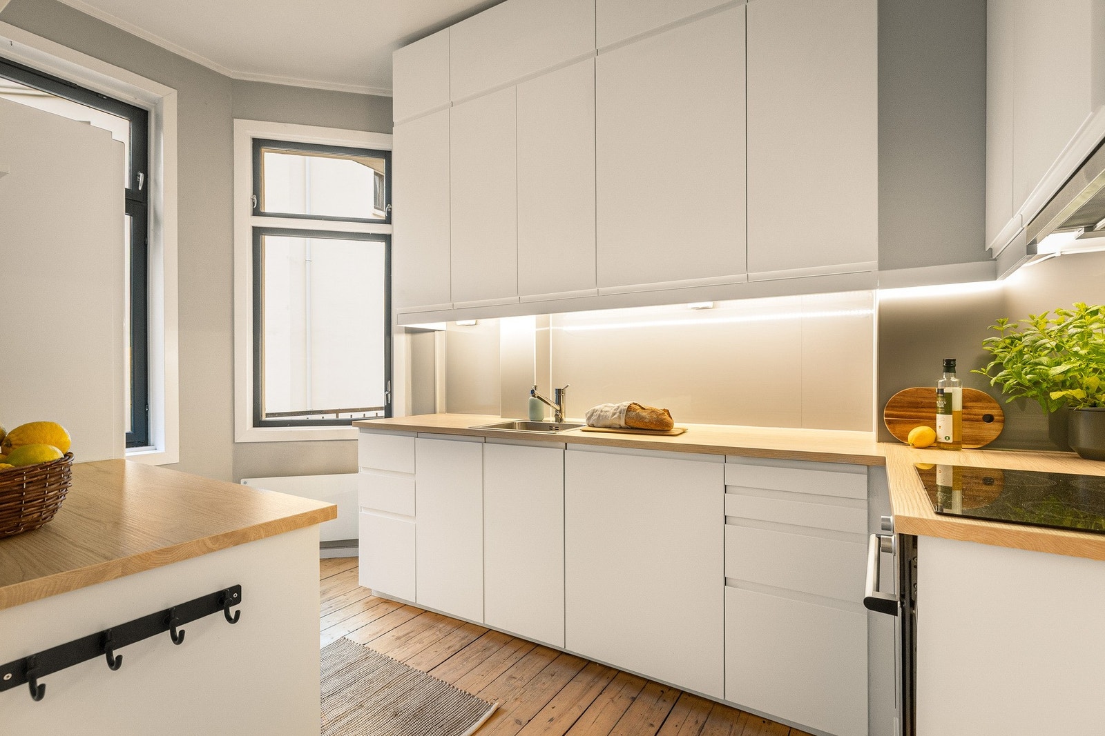 Hvitevarene inkluderer platetopp, stekeovn, oppvaskmaskin og avtrekksvifte, samt frittstående kjøleskap m/ frys. Galleribilde