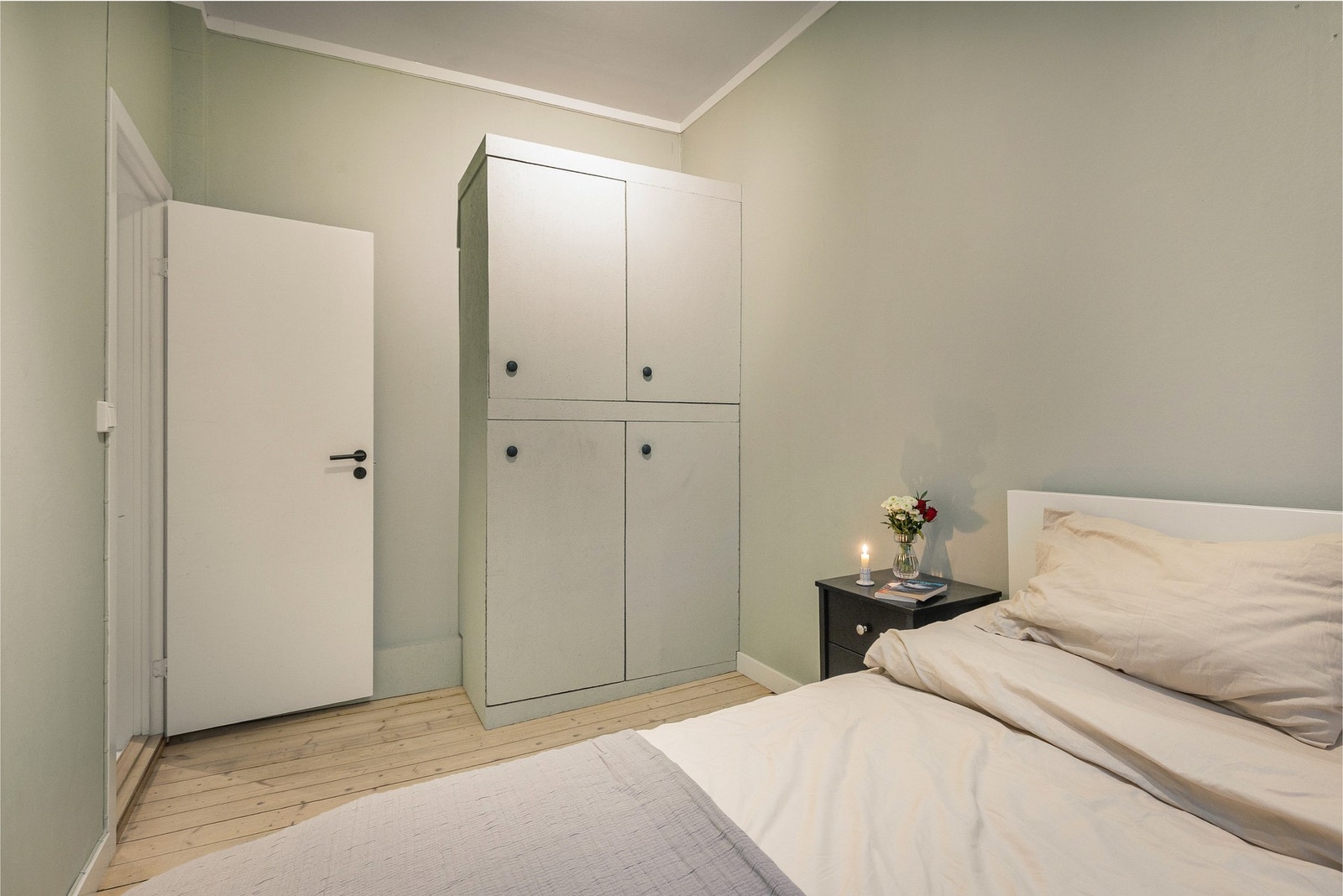 Det pene tregulvet går igjen på soverommet og det er godt med oppbevaring i plassbygget garderobeskap. Galleribilde