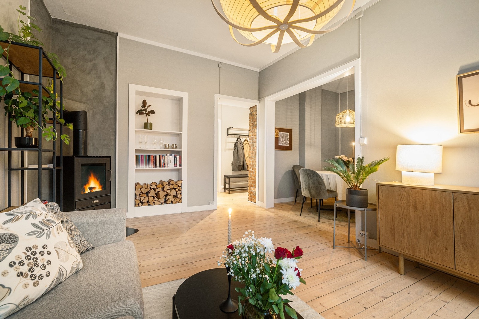 Stuen har en nisje som gir naturlig sone for spisebord uten å ødelegge for sofa/tv seksjonen. Galleribilde