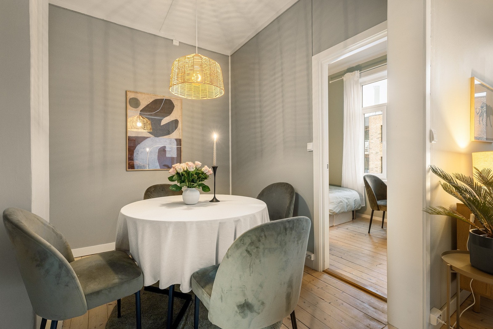 Her er det god plass til stort spisebord. Her kan alle dagens måltider nytes i ro og fred. Galleribilde