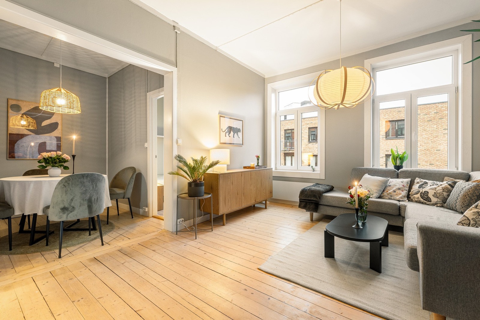 Velkommen til Sannergata 38A. Dette er en klassisk 3-roms leiligheten med gjennomgående lys, store vindusflater, peis og flott tregulv. Galleribilde