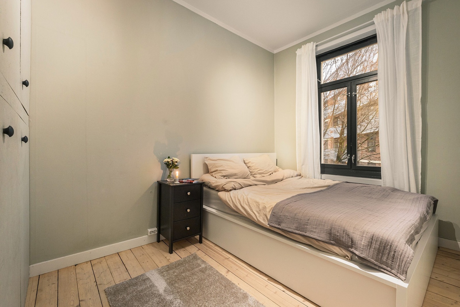 Leiligheten har et romslig hovedsoverom med plass til dobbeltseng og garderobeløsning. Galleribilde