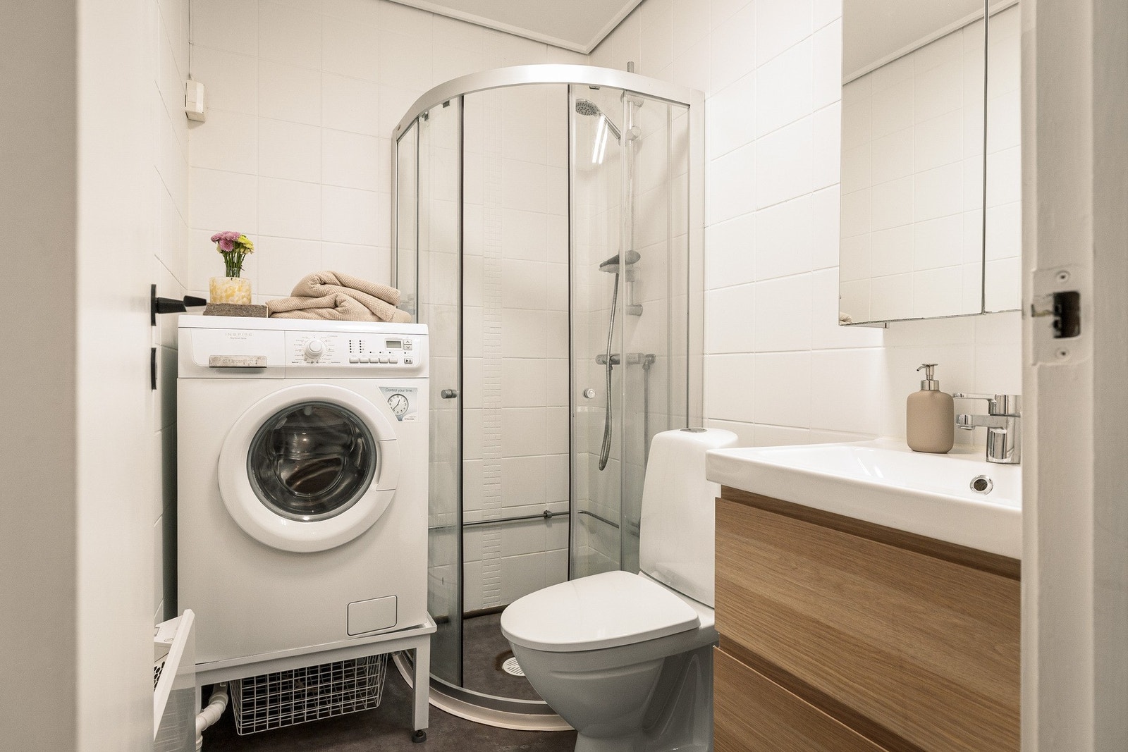 Praktisk baderom. Badet ble delvis oppgradert av tidligere eier i 2017 med nytt vinylgulv, toalett, servant og røranlegg. Galleribilde