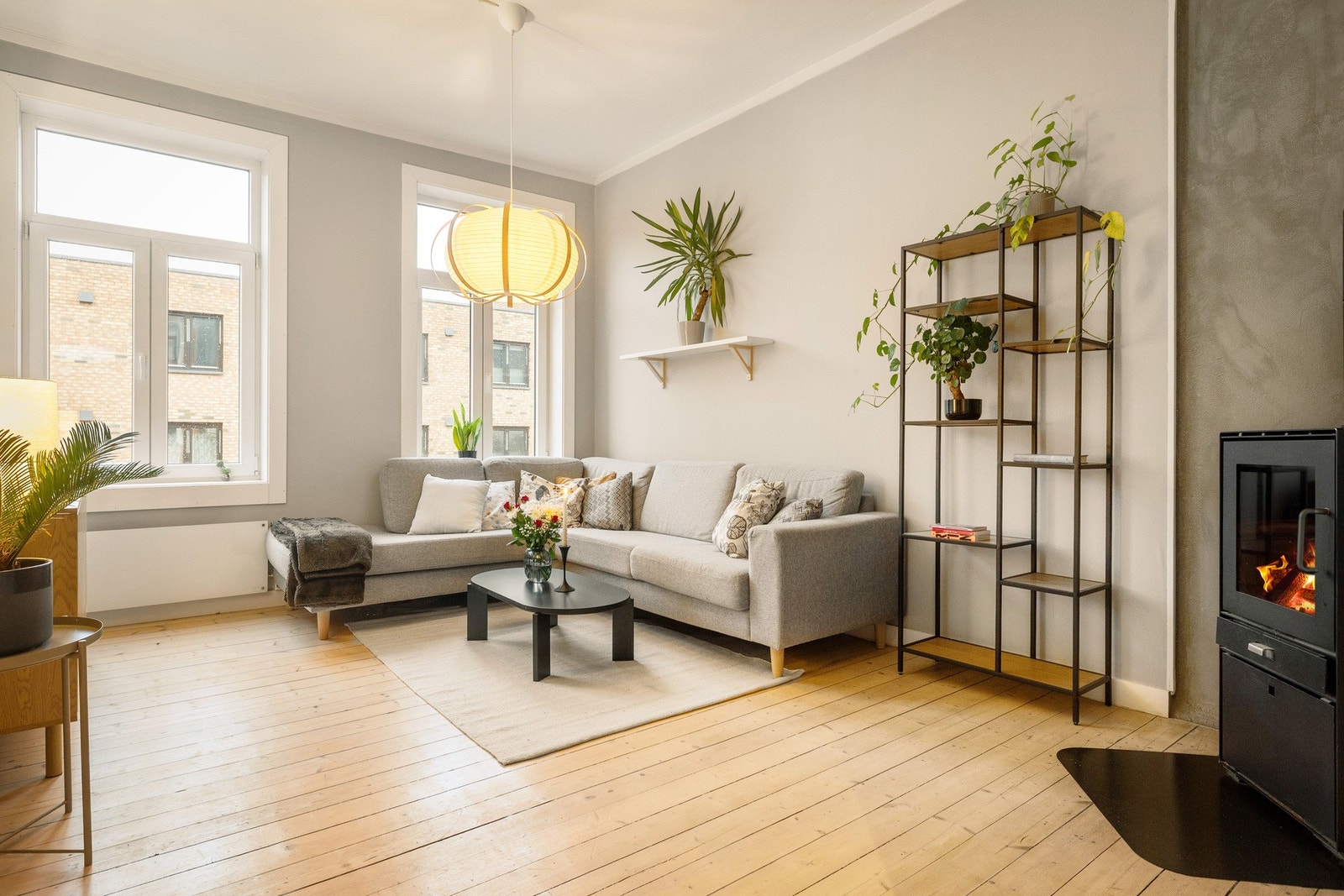 Leiligheten har en god planløsning med ulike soner. I stuedelen er det rom for en større sofagruppe og TV-benk. Galleribilde