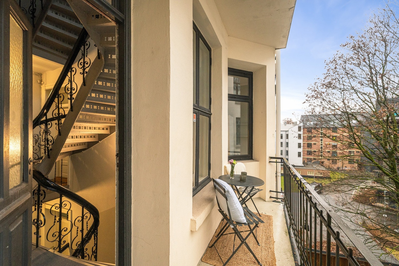 Leiligheten har tilgang via felles gang en brannbalkong. Balkongen er ut mot bakgård og nordvendt med kveldssol. Galleribilde