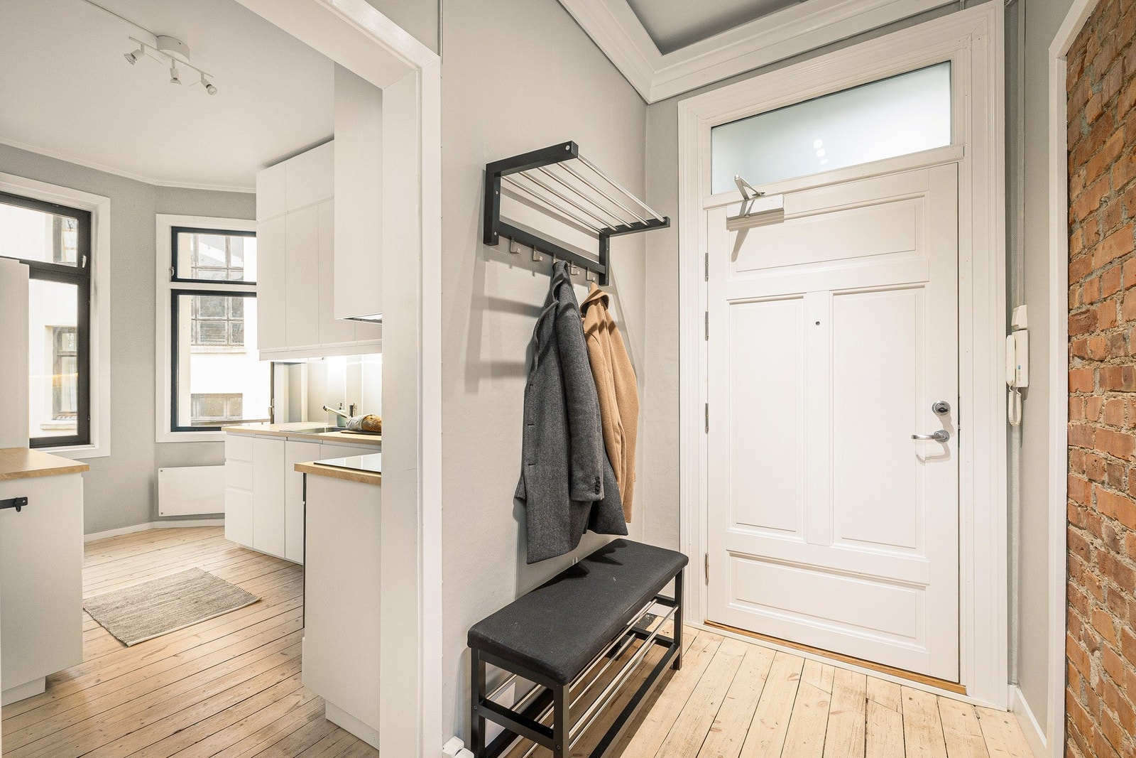 Romslig entré med gode muligheter for oppbevaring av sko og jakker. Galleribilde