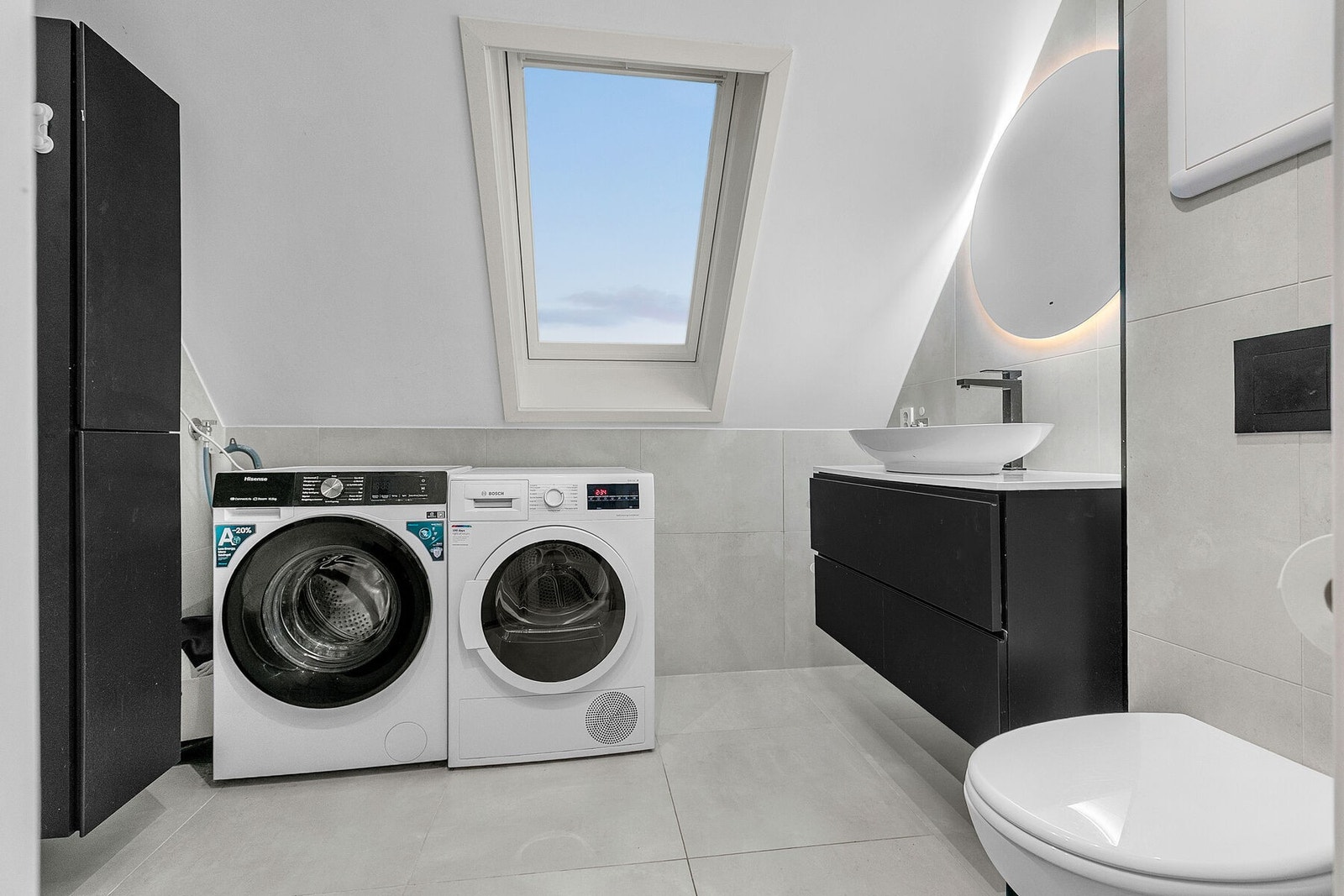 Opplegg for vaskemaskin på badet. Takvindu på badet gir godt og naturlig lys i rommet Galleribilde