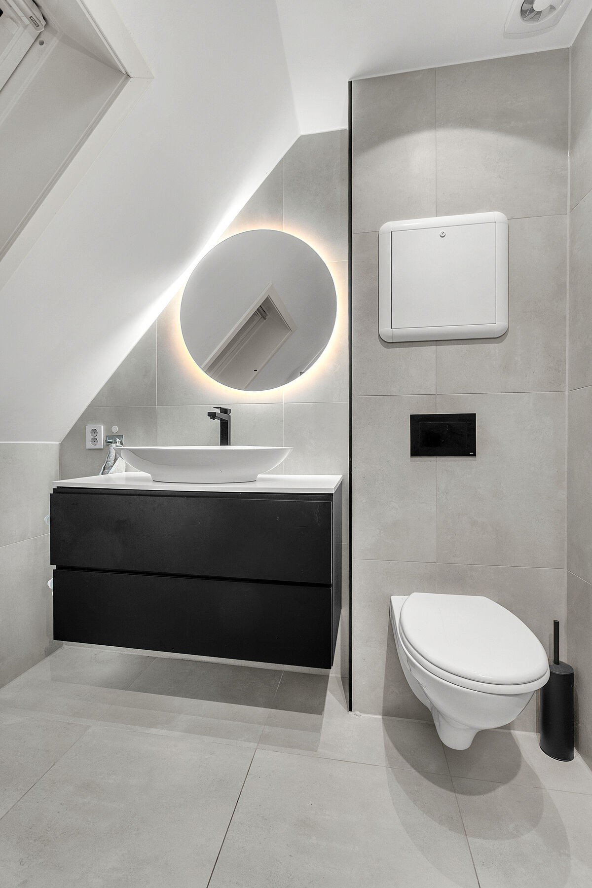 Helfliset bad med varme i gulv. Badet ble renovert i 2023. Galleribilde