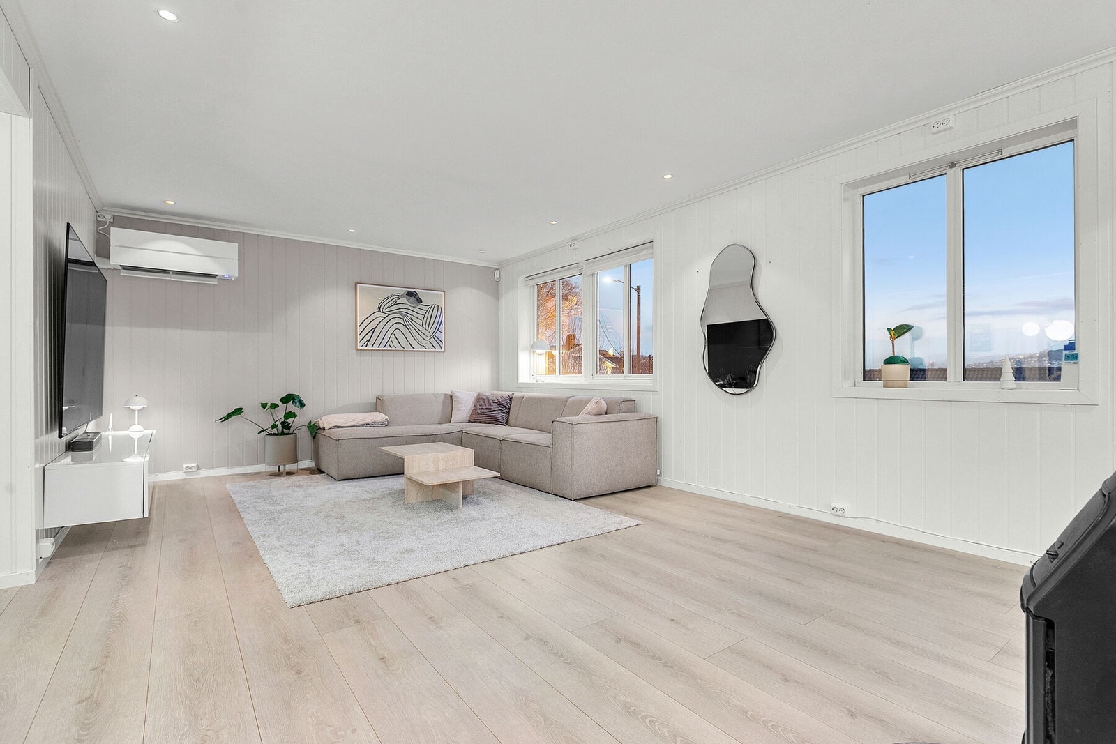 Store vinduer gir fin utsikt og godt lys inn i boligen Galleribilde