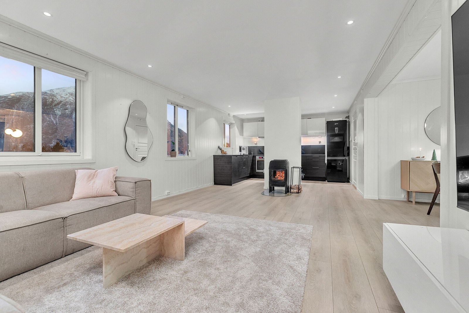 Åpen løsning mot kjøkkenet Galleribilde