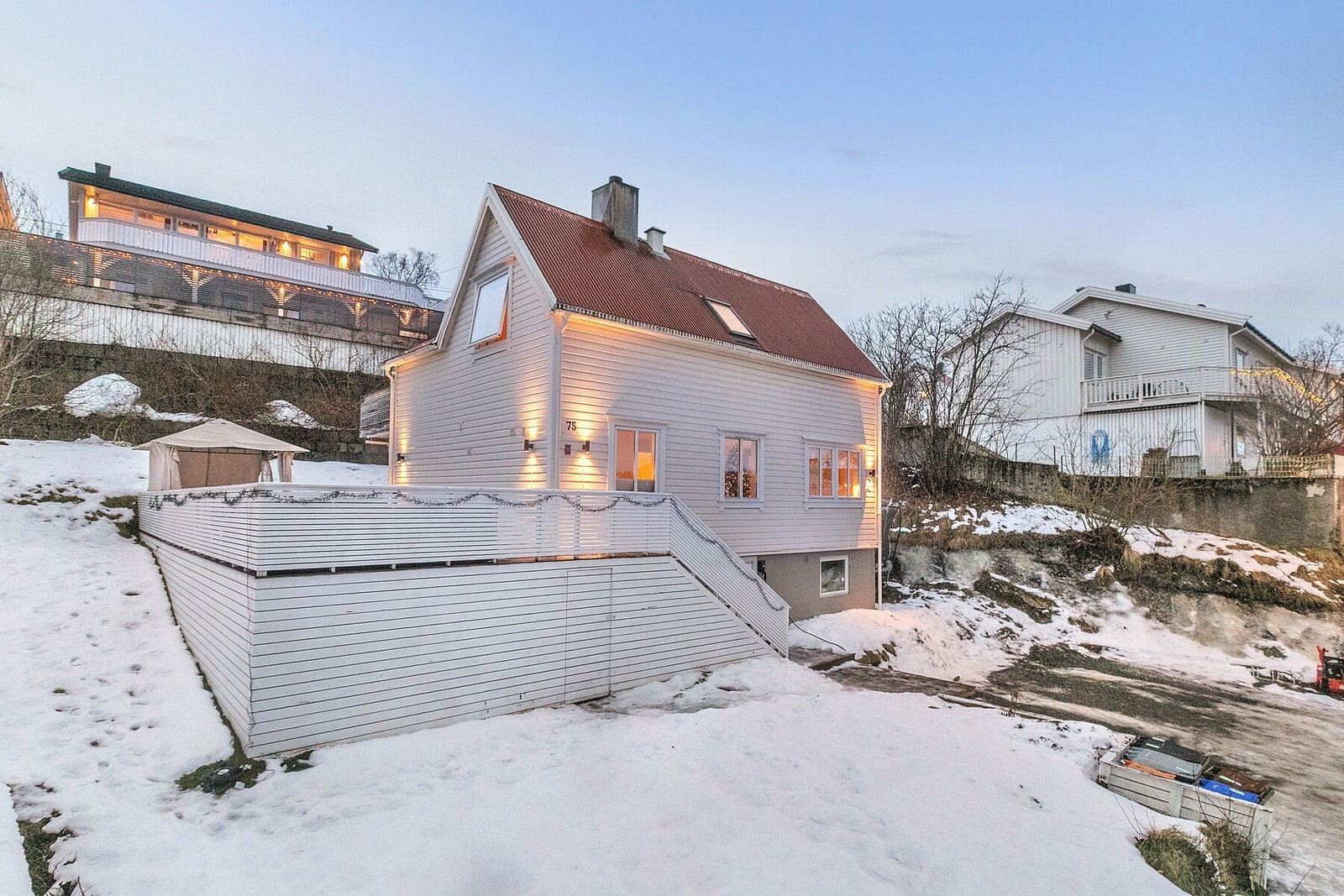 Velkommen til Bergveien 75! Pent oppgradert enebolig med store terrasser, nyere bad og kjøkken, parkering og fin utsikt. Galleribilde