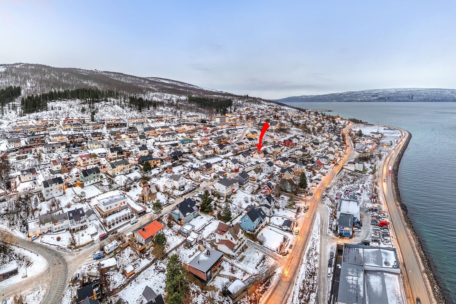 Boligen ligger fint til på Ankenes med kort vei til skole, barnehage, idrettsanlegg, butikker, turområder, lysløype og alpinbakke. Galleribilde