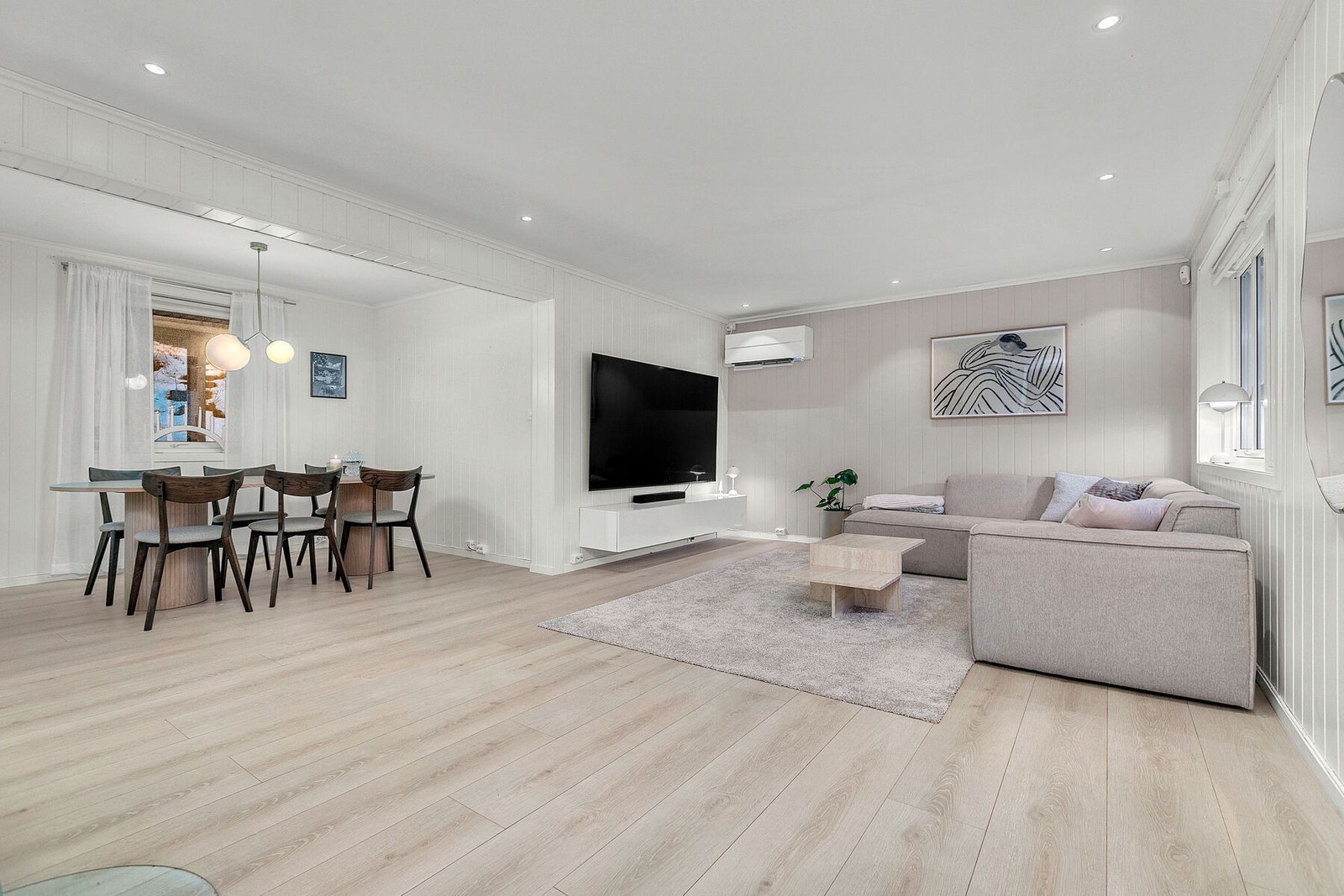 Romslig stue i lyse farger. Gode møbleringsmuligheter Galleribilde