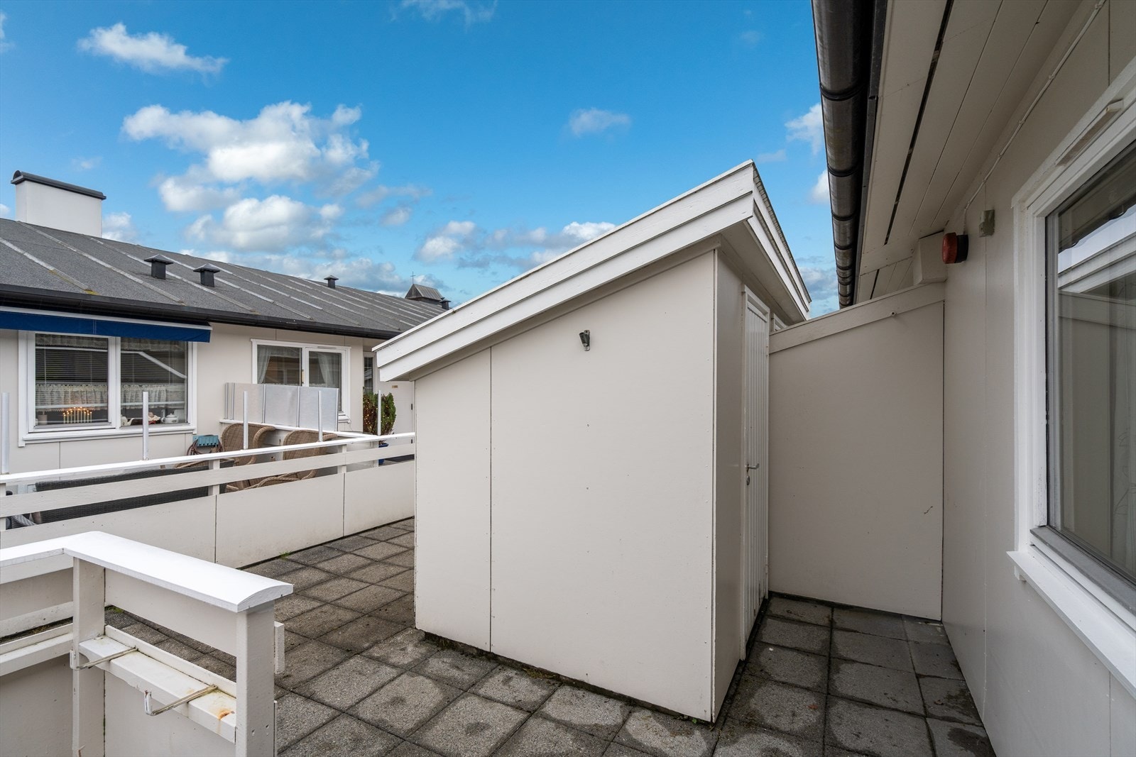 Utvendig bod ved inngangspartiet Galleribilde